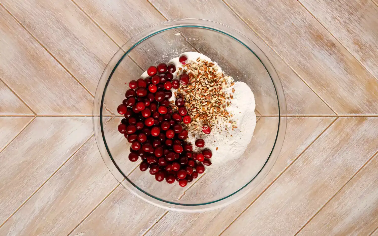 Combine la harina, el azúcar y la sal en un tazón. Agregue arándanos y nueces, y revuelva para cubrir.