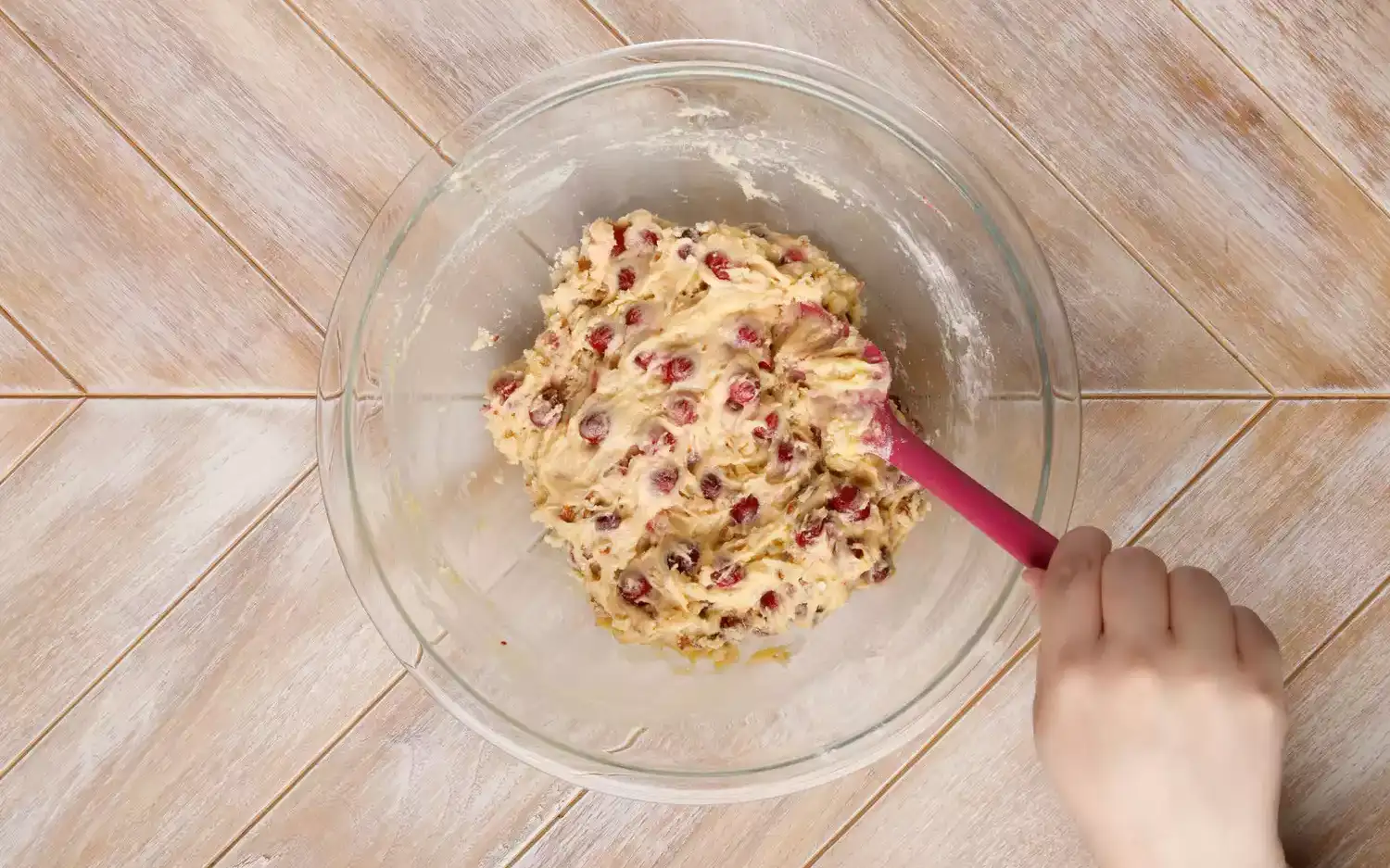 Agregue la mantequilla, los huevos y el extracto de almendras.