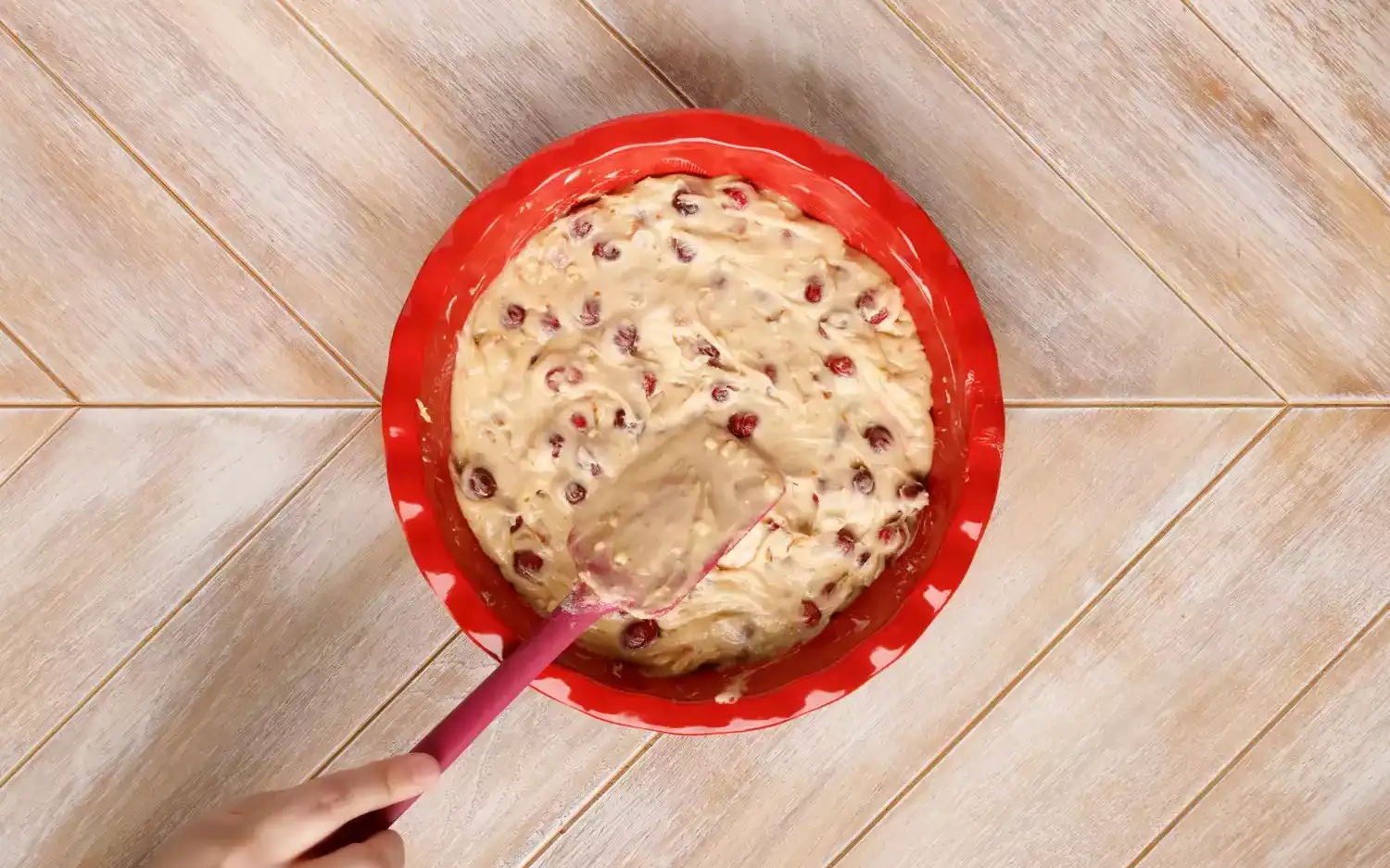 Extienda la masa en el molde preparado.