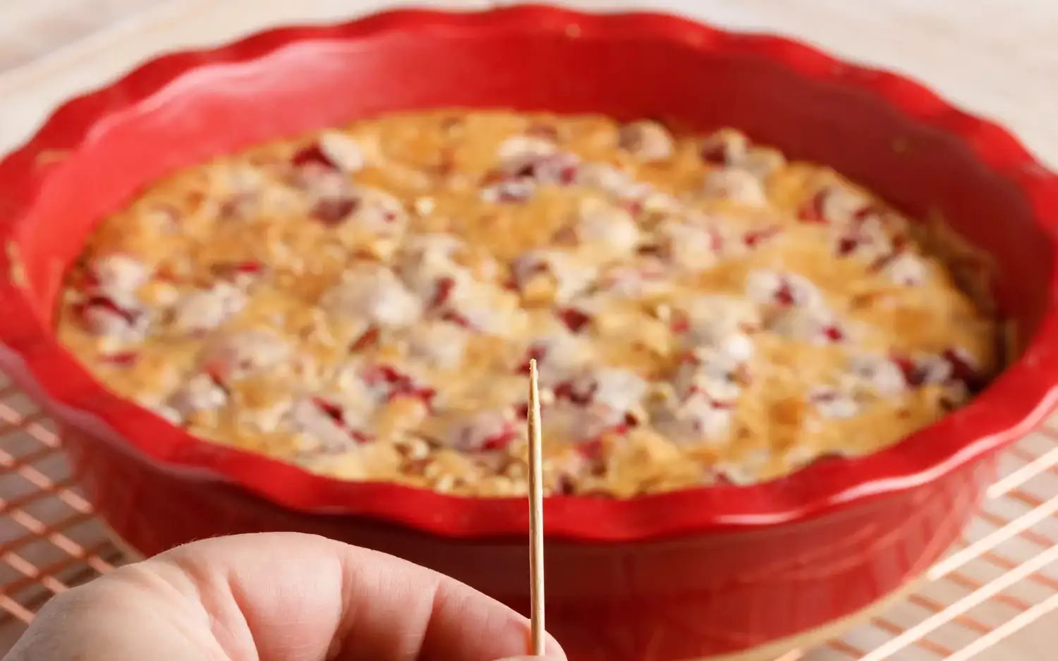 Hornee en el horno precalentado hasta que un palillo insertado cerca del centro salga limpio, aproximadamente 40 minutos.